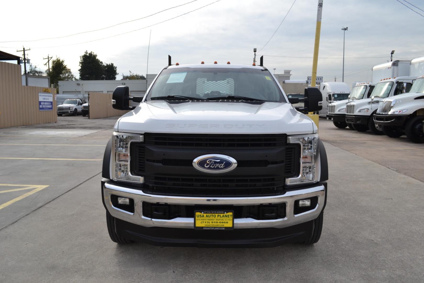 2018 WHITE /GRAY Ford F550 with an POWERSTROKE 6.7L DIESEL engine, AUTOMATIC transmission, located at 9172 North Fwy, Houston, TX, 77037, (713) 910-6868, 29.887470, -95.411903 - Photo#1